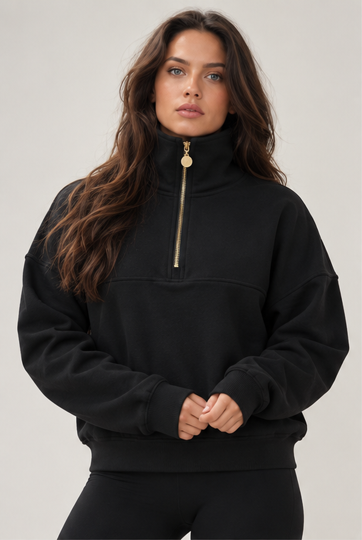Edge Cozy Half Zip Sweater i sort forfra, høj krave og guldfarvet lynlås ned til brystet.