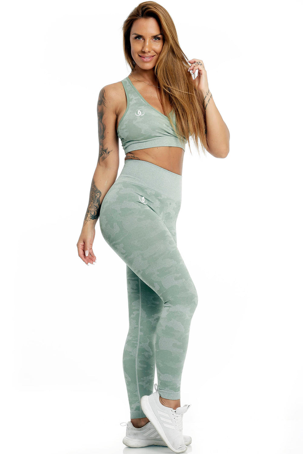 Modellen står i den mintgrønne top og camouflagemønstrede tights, til hvide sko.
