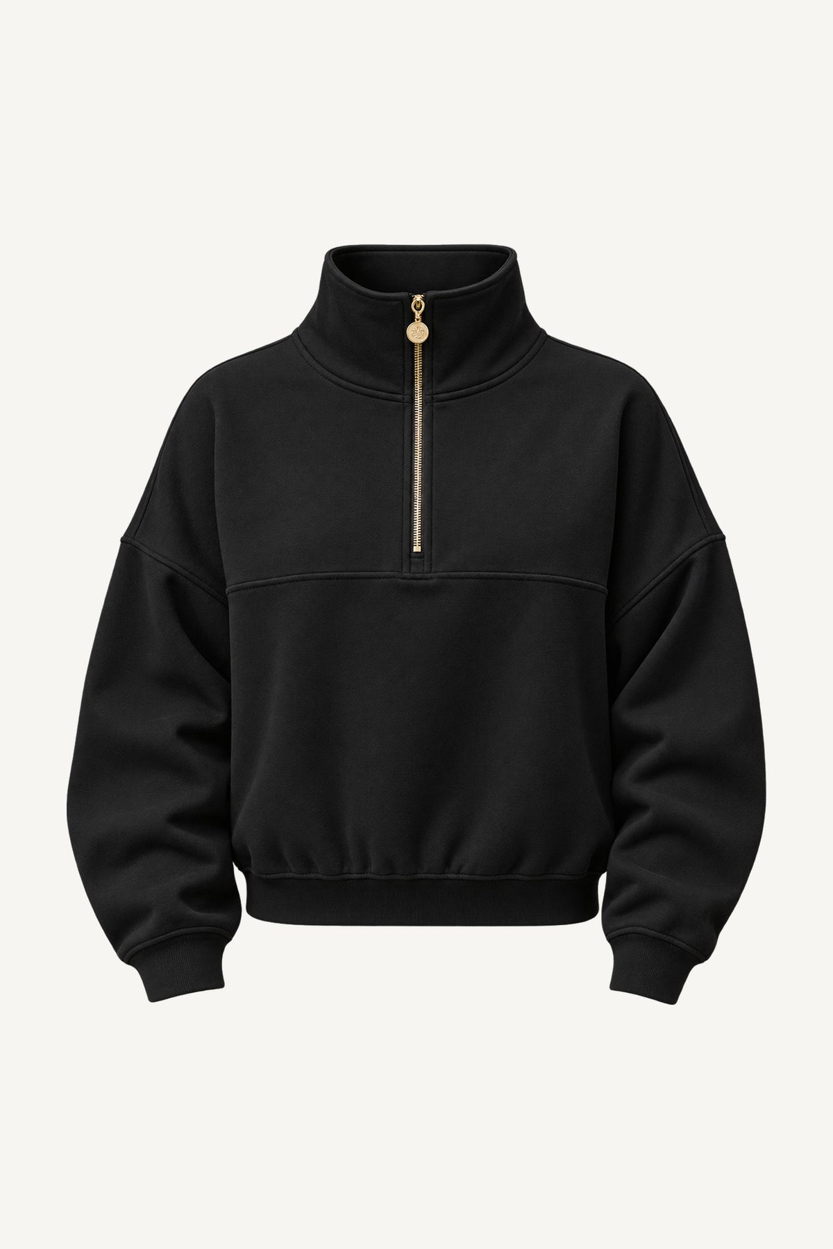 Edge Cozy Half Zip Sweater fritlagt. Sort trøje med høj krave, guldfarvet lynlås ned til brystet og bred elastik forneden.