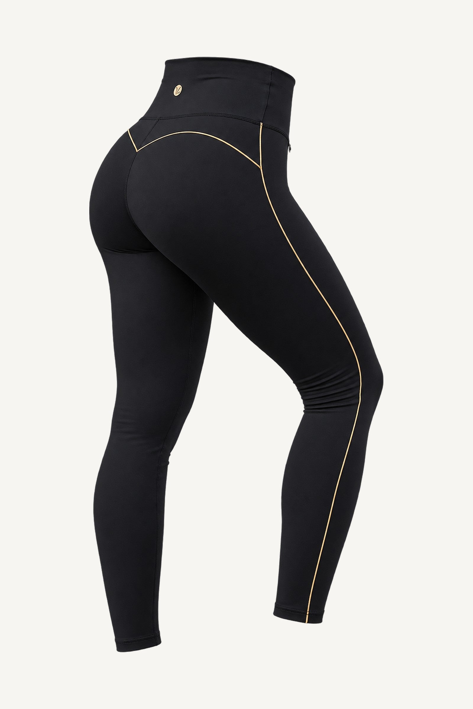 Slimline FlexFlow Träningstights Svart/Guld fritlagt, skråt bagfra. En enkelt guldlinje langs benet og en guldfarvet plade ved taljen.
