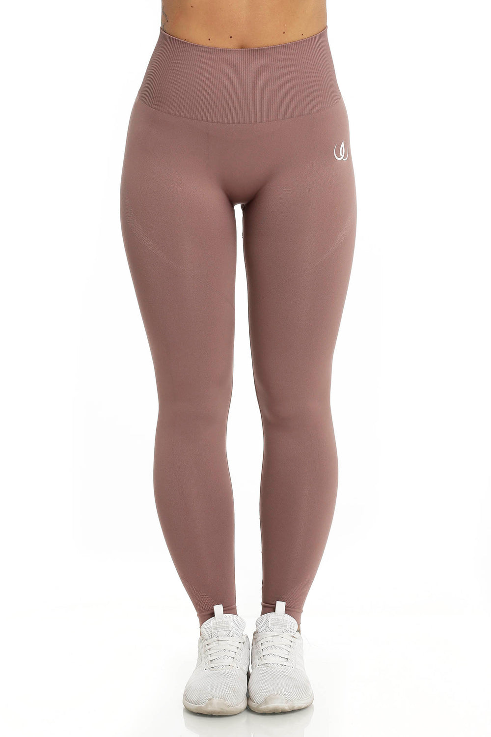 Hvidt logo sidder på hoften på de rosabrune tights, linningen ribbet og høj.
