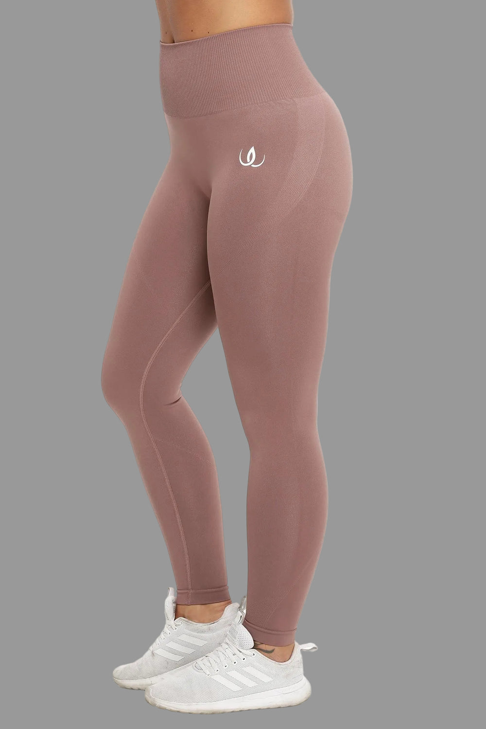 Dæmpet rosabrune tights med bred ribbet linning og hvidt logo på låret.