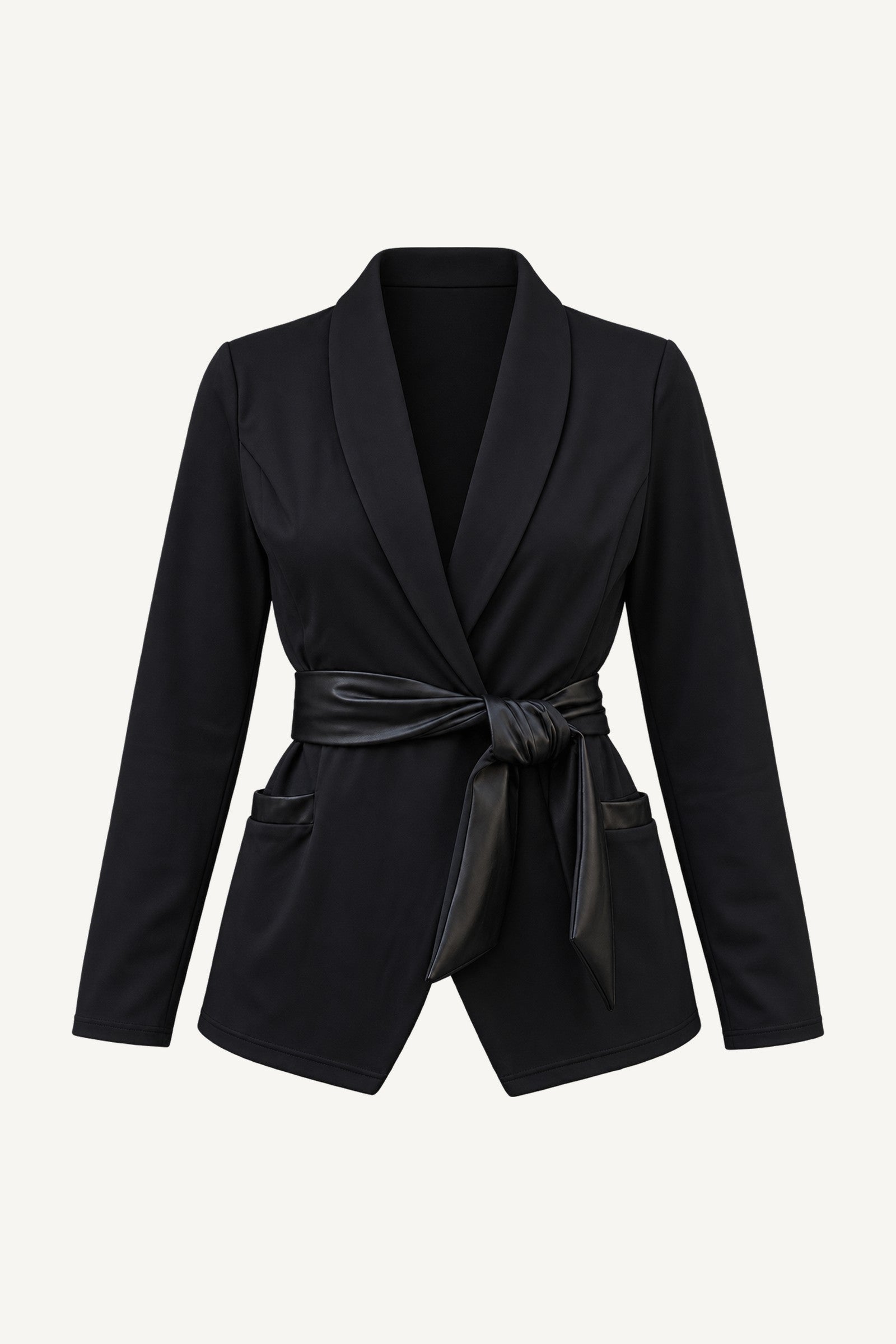 Edge Blazer fritlagt. Sort blazer med sjalkrave, knyttet bælte i taljen og lommer foran.