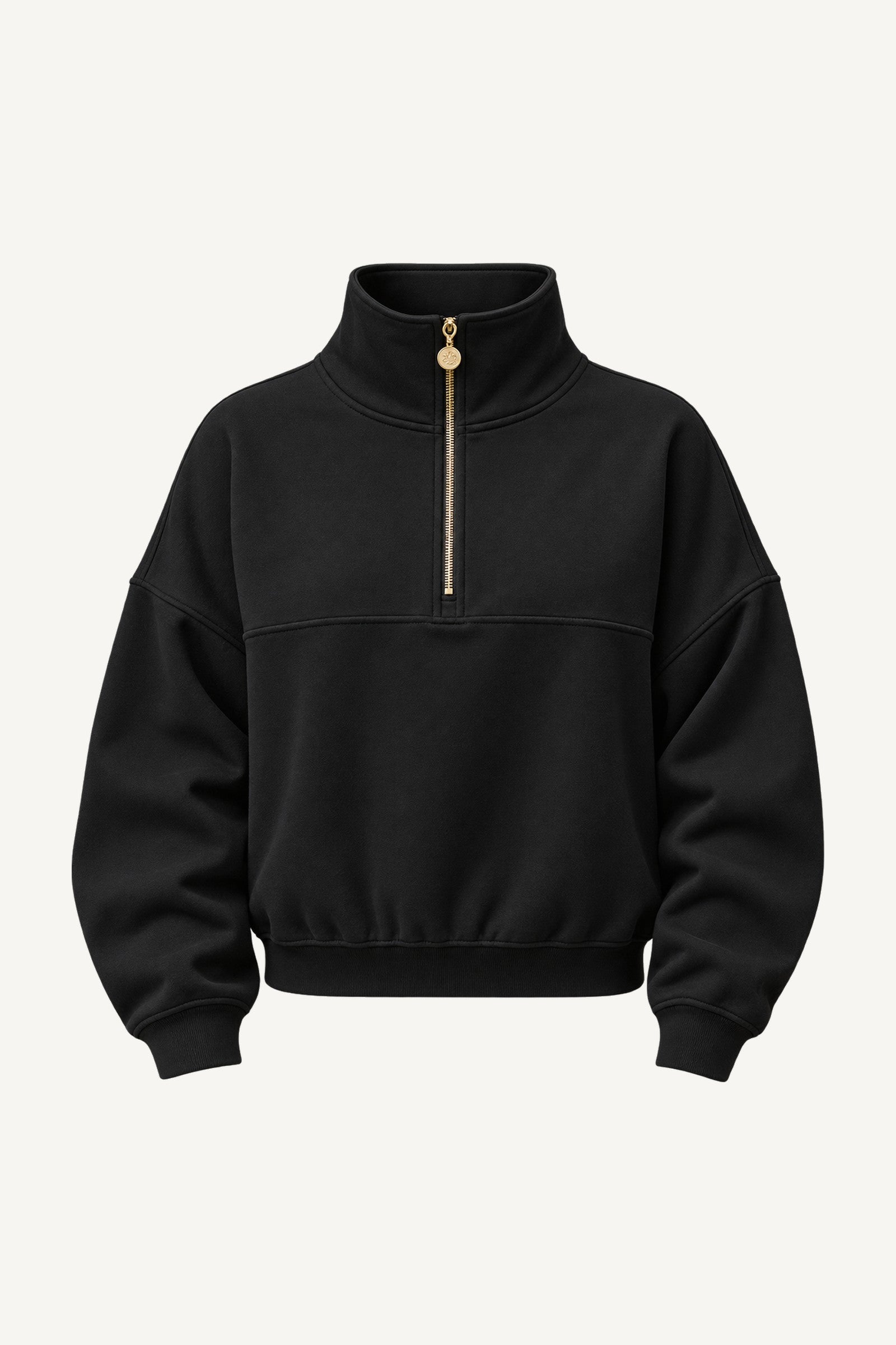 Edge Cozy Half Zip Sweater fritlagt. Sort trøje med høj krave, guldfarvet lynlås ned til brystet og bred elastik forneden.