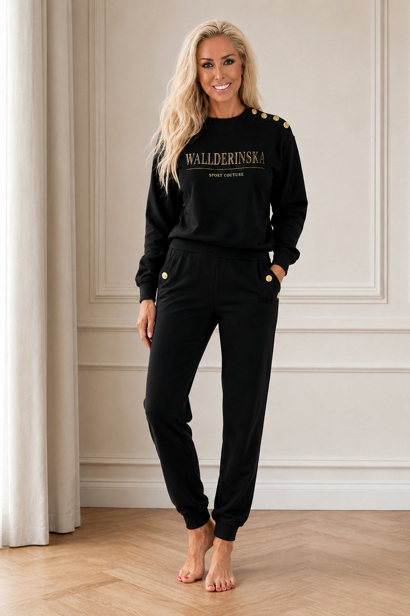 Edge Gold Button sæt i sort, sweater og bukser med guldknapper