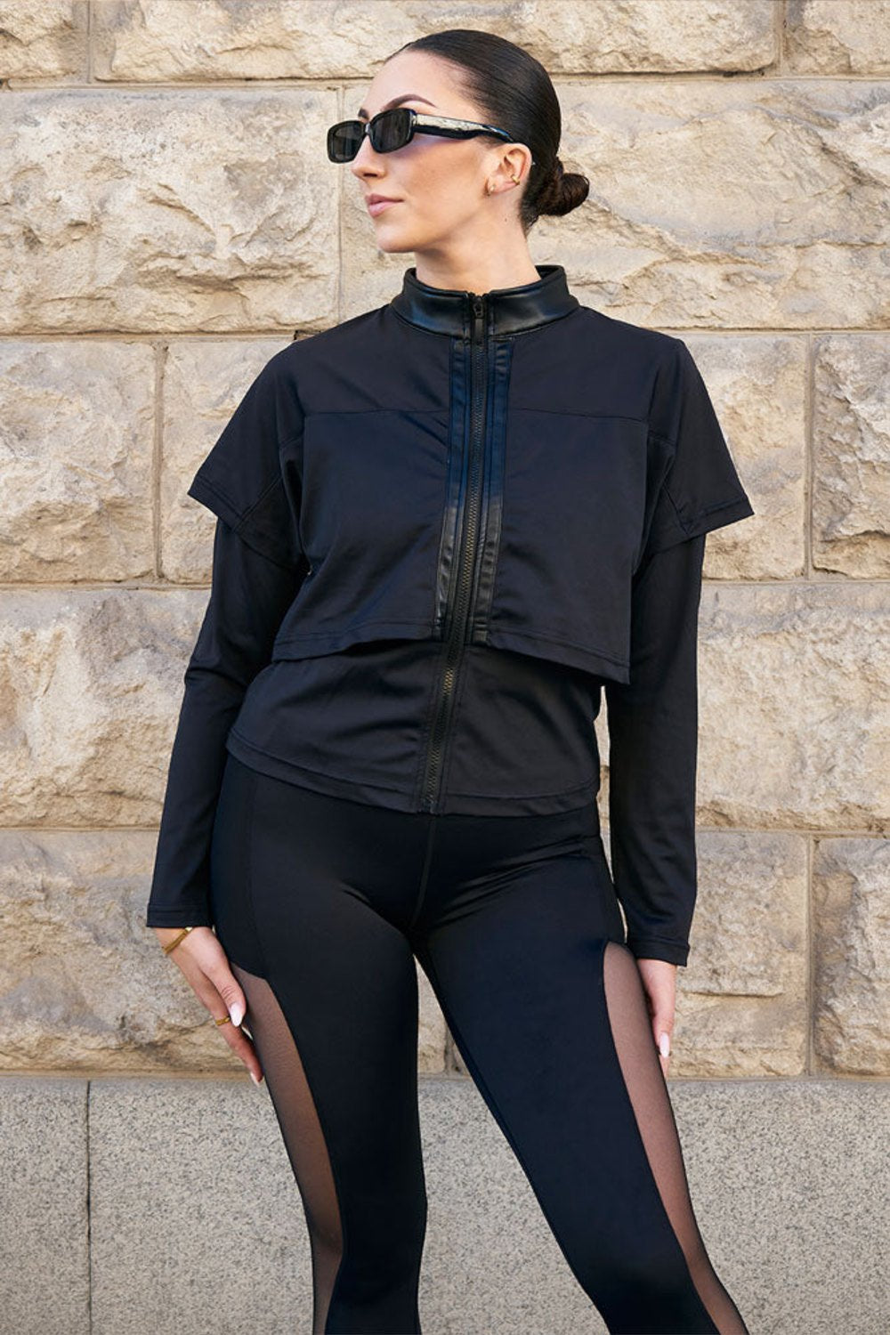 Edge Sort Træningsjakke med blank krave og lag over skuldrene, til sorte tights med mesh.